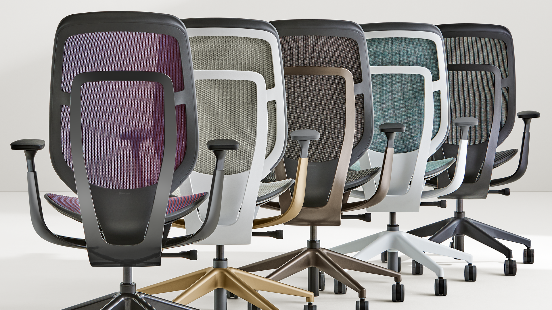 Patentovaná hybridná stolička Steelcase Karman sa nepodobá žiadnej inej ergonomickej stoličke. Odpružené sedadlo s integrovaným odpružením poskytuje maximálny komfort, kým budete sedieť. Ultraľahký rám je ohybný, vďaka čomu netlači na žiadne tlakové body bežné u iných sieťovaných stoličiek.