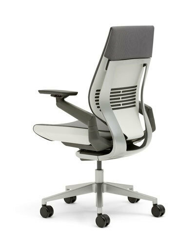 Ergonomická stolička GESTURE ako podporu zmeny držania tela ovplyvnenú technologickými zariadeniami, ktoré používame.