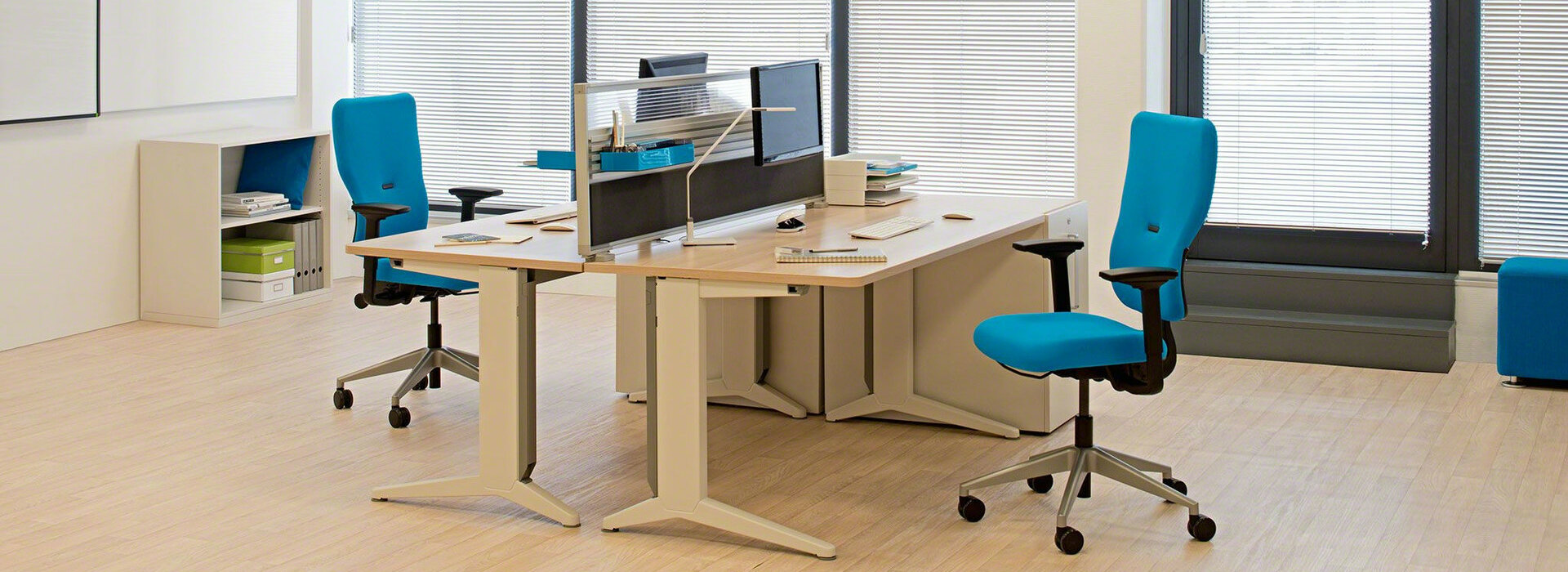 Ergonomická stolička Let´s B s flexibilným mäkkým operadlom bez rámu.