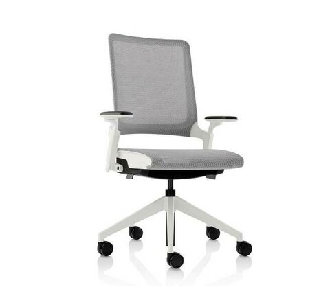 Ergonomická stolička s unikátnym mechanizmom umiestneným v bokoch sedadla, vďaka čomu stolička KIRN pôsobí ľahšie a subtílnejšie.