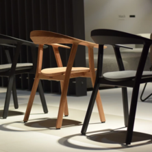 ergonomické stoličky z masívneho dreva olejované a lakované
