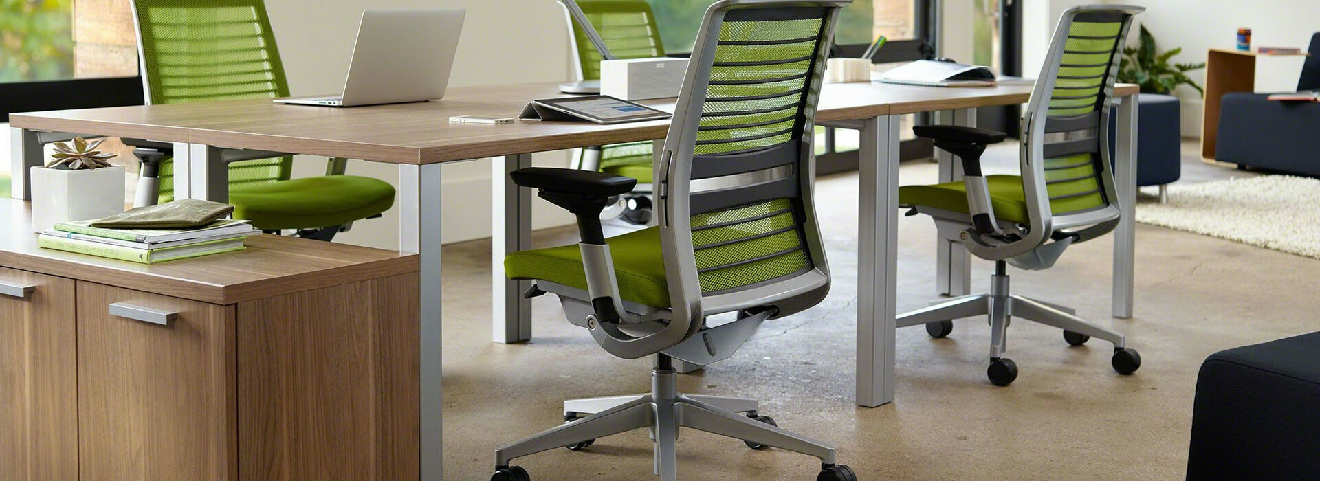Flexibilná intiuitívna pracovná stolička s patentovaným chrbátikom
