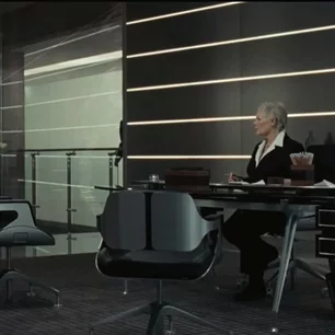 Judi Dench ako M vo filme Quantum of Solace s dvoma konferenčnými modelmi s nízkym operadlom pred stolom