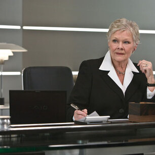 Judi dench ako M vo filme Quantum of solace sedí v kresle Silver od Interstuhl