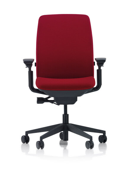 Kancelárska stolička Amia loungového typu s robustnou kostrou, ktorá zabezpečuje nepredstaviteľné pohodlie pri práci