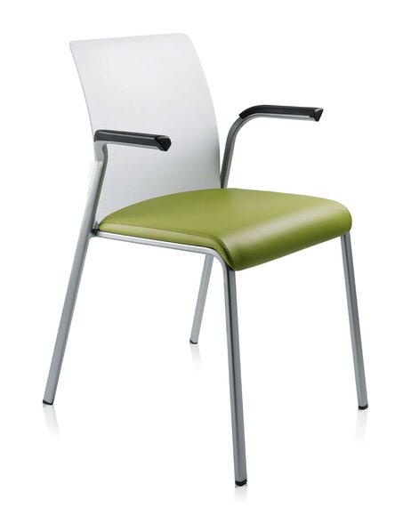 Konferenčná stolička Eastside, ktorá je stohovateľná vo viacerých vyhotoveniach, s kolieskami aj bez. Zároveň je vhodná aj do študovní s možnosťou prídavného stolíka umiestneného na podrúčke stoličky.