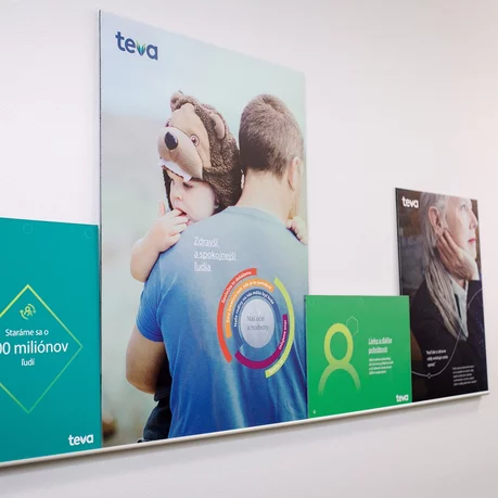 kovová lišta pre uchytenie reklamných materiálov kovová lišta pre uchytenie reklamných materiálov