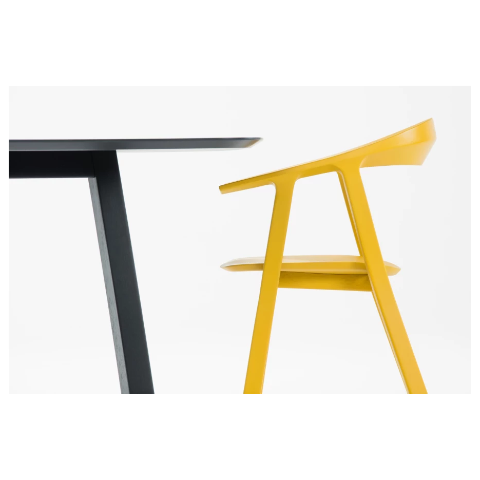 kuchynská drevená stolička v žltej farbe