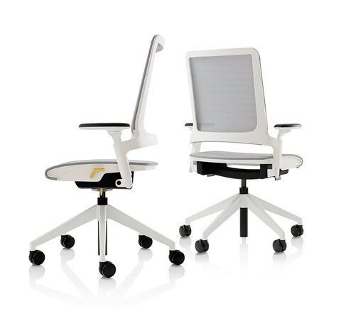 Mechanizmus stoličky nie je umiestnený pod sedadlom ako pri väčšine kancelárskych stoličiek, ale v bokoch stoličky, vďaka čomu je stolička KIRN veľmi ľahká.