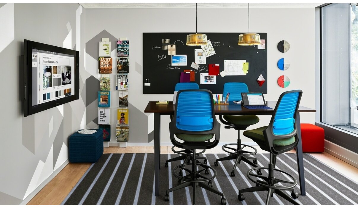 Patentovaná kancelárska stolička pre rôzne spôsoby práce s aktívnym mechanizmom a patentovaným chrbtom pre prirodzené ergonomické sedenie.