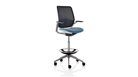 Pre maximálny komfort pri práci za vysokým stolom je ergonomická stolička EVA doplnená o opierku na nohy.