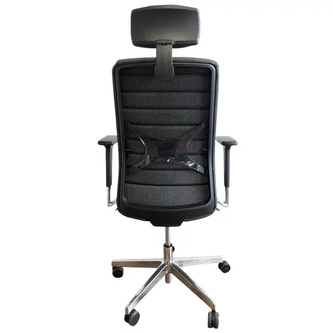Silikónová, nastaviteľná bedrová opierka zvyšuje oporu v bedrovej oblasti, vďaka čomu je ergonomická stolička WIND pohodlná a účinná. Silikónová, nastaviteľná bedrová opierka zvyšuje oporu v bedrovej oblasti, vďaka čomu je ergonomická stolička WIND pohodlná a účinná.