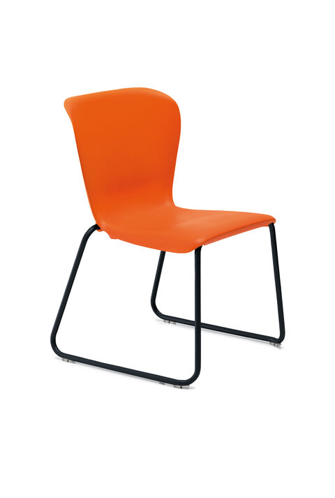 Univerzálna flexibilná stolička Westside vyrobená s recyklovateľného materiálu s jednoduchou údržbou vhodná do frekventovaných priestorov.